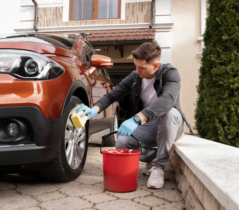 Lavage auto à domicile Ports-sur-Vienne : professionnel intervenant sur un véhicule